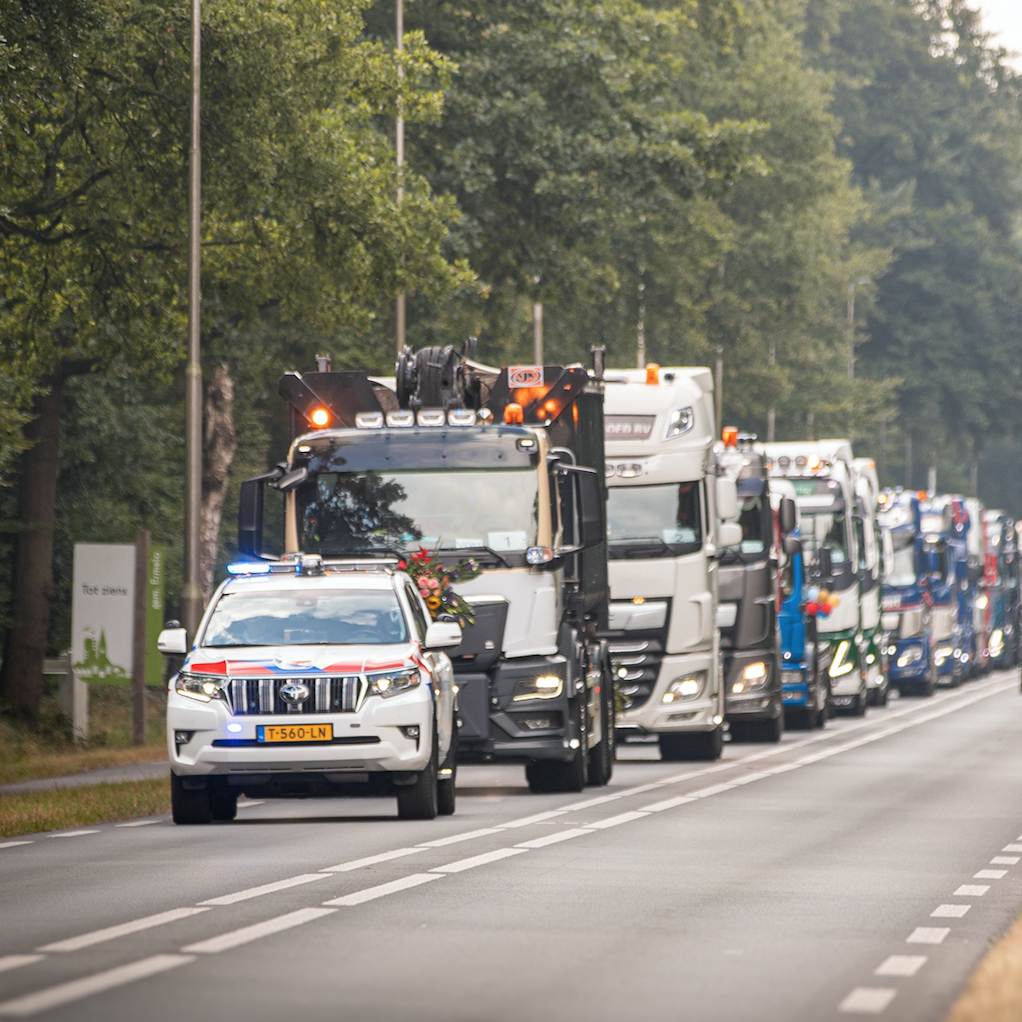 stoet vrachtwagens door putten en ermelo tijdens truckfestijn